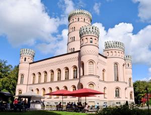 a large building with people sitting in front of it at Ferienwohnungen zwischen Ostsee und Bodden in Ostseebad Sellin