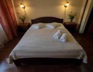 um quarto com uma cama grande com duas toalhas em Туркомплекс Едельвейс em Sil'