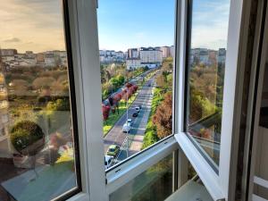 een uitzicht vanuit een raam van een straat bij Apartamento Calzada Romana in Lugo