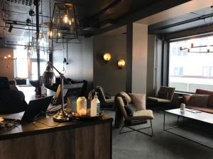 a living room with a desk and chairs and a table at Åre Torg Hotell in Åre