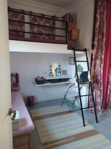 Pokój z łóżkiem na podwyższeniu i krzesłem w obiekcie Casa Tanger w mieście Tanger