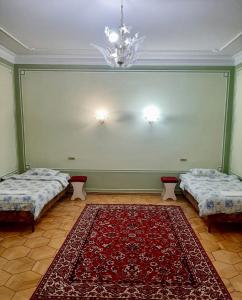 Postel nebo postele na pokoji v ubytování Royal Boutique Hotel on Kievyan