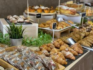 - une boulangerie proposant diverses pâtisseries et autres pâtisseries dans l'établissement Hotel Ideal Soleti Hotels, à Rimini