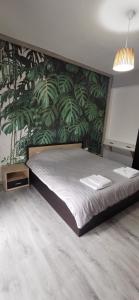 ein Schlafzimmer mit einem Bett mit einer grünen, grünen Wand in der Unterkunft Elli's House in Keramotí