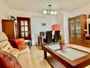 龍達的住宿－APARTAMENTO SEVILLA EN EL CENTRO CON PARKING，客厅配有沙发和桌子