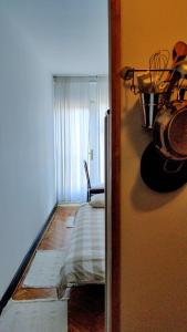 a room with a room with a bed and a kitchen at Studio Apartman Biller in Krapinske Toplice