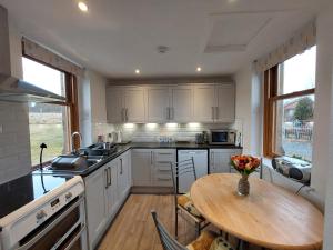 Кухня или мини-кухня в Shetland Cottage Kincraig
