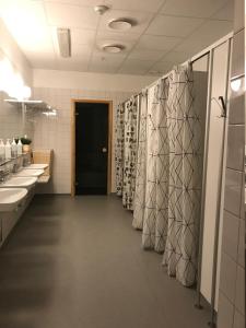 Baño con una fila de lavabos y aseos en Åre Torg Hotell, en Åre