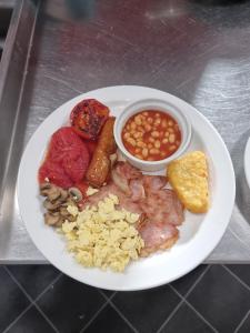 un piatto di alimenti con fagioli di carne e altri alimenti di Langley House Hotel a Blackpool