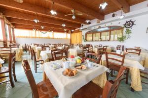 Un restaurante u otro lugar para comer en Hotel Celeste