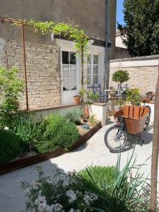 a bike parked in front of a house at Appartement Escapade Vitaminée - Maison d'Aligre in Marans
