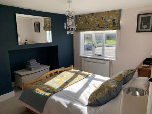 um quarto com uma cama e uma janela em The Rag House em Upton upon Severn