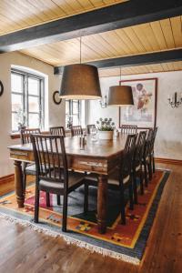 Store Heddinge的住宿－Stevns Klint Bed & Breakfast，一间带木桌和椅子的用餐室