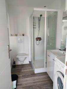 een witte badkamer met een toilet en een wastafel bij Charmant T1 bis dans un quartier calme in Brest