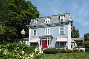 una gran casa azul con puerta roja en Silver Fountain Inn en Dover