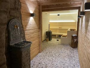 una habitación vacía con sauna en un edificio en Hotel Tyrol en Oberstaufen