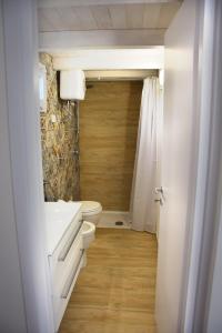 uma casa de banho com um lavatório e um WC num quarto em Casa vacanze FELICI IN 2 - Santa Maria del Focallo - Ispica em Santa Maria Del Focallo