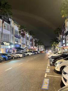 El barrio en el que está el hotel cápsula o un barrio cercano