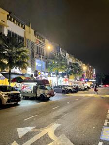 El barrio en el que está el hotel cápsula o un barrio cercano