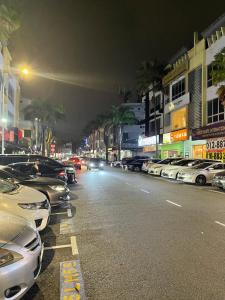 El barrio en el que está el hotel cápsula o un barrio cercano