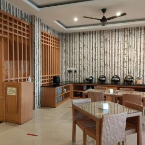 Ett kök eller pentry på Naka Hotel Kupang