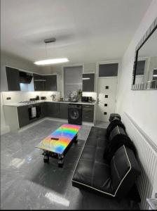 - un salon avec un canapé et une table dans l'établissement Entire 5 Star Luxury Whalley House Wifi TV Luxury, à Burnley