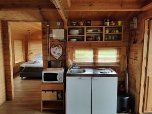 Kuchyň nebo kuchyňský kout v ubytování Cosy Cabin by Lake & Woods with Views + 1 fotografie