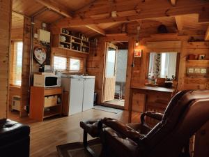 Kuchyň nebo kuchyňský kout v ubytování Cosy Cabin by Lake & Woods with Views
