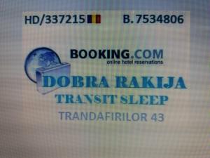 ein Schild für einen Bahnhof mit den Worten Dojo raikina Transfer sleep in der Unterkunft DOBRA RAKIJA - transit sleep in Dobra