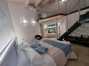 una camera da letto con un grande letto con cuscini blu di CENTO FIORI a Castel San Giovanni