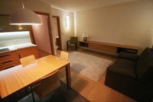 Apartment Na Krki في Kostanjevica na Krki: غرفة معيشة مع طاولة وأريكة