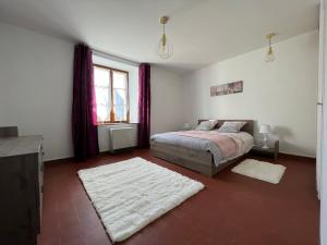Un pat sau paturi într-o cameră la La Bergerie - Forêt - 10 Personnes