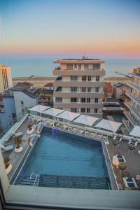 Basen w obiekcie J44 Lifestyle Hotel lub w pobliżu