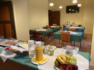 einen Tisch mit Obst und Saft darauf in einem Restaurant in der Unterkunft Zeilinger Villa in Knittelfeld