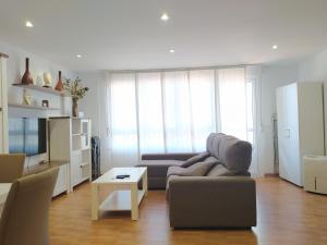 salon z kanapą i stołem w obiekcie Apartemento Pablo w Santiago de Compostela