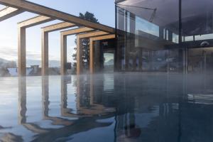 ein Haus mit einer Reflexion in einem Pool aus Wasser in der Unterkunft Der WALZL in Innsbruck