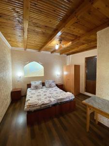 um quarto com uma cama grande num quarto em Hotel Rahmon em Samarkand