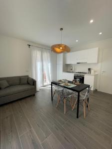 アルバ・アドリアティカにあるLa casita Alba Adriaticaのテーブルとソファのあるリビングルーム