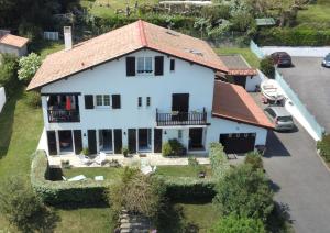 an aerial view of a white house with a red roof at Appartement entre 2 plages in Bidart