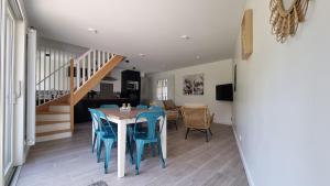 SeraincourtにあるLa Grangeのダイニングルーム(テーブル、青い椅子付)