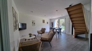 SeraincourtにあるLa Grangeのリビングルーム(階段、椅子、テーブル付)