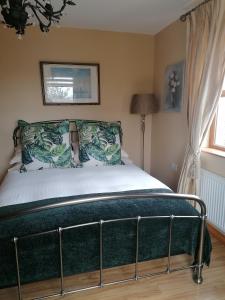 Un pat sau paturi într-o cameră la Carlingford Mountain and Sea Views