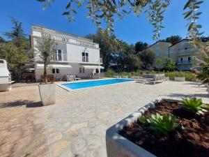 una casa con piscina en un patio en Casa Blanca, Biograd na Moru, en Biograd na Moru