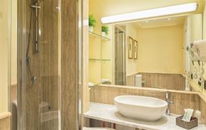 y baño con lavabo y ducha. en Villa Signorini Hotel, en Ercolano