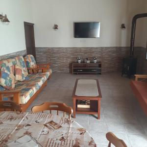 sala de estar con sofá y mesa en HAVEN HOUSE, en Lárnaca