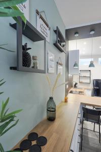een woonkamer met een vaas op een houten tafel bij Centre-ville - Fibre - Netflix - T2 L'ISAC in Blain