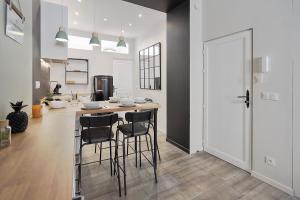 een keuken met een aanrecht en krukken in een kamer bij Centre-ville - Fibre - Netflix - T2 L'ISAC in Blain