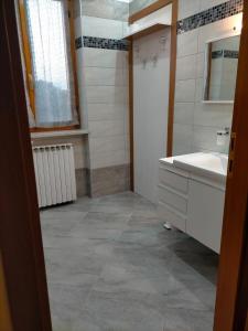 a bathroom with a sink and a mirror at B&B Il Tramonto in Pastrengo