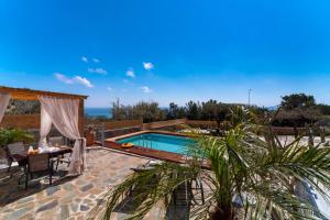Πισίνα στο ή κοντά στο Sea Rock Villa Rodos