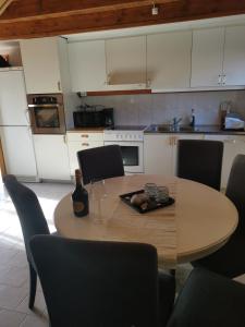 una cocina con una mesa con una botella de vino. en Gotland, Hästgård i Stånga, en Stånga